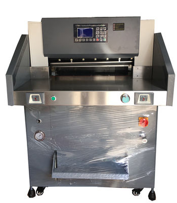China Máquina de corte de papel totalmente automático programável hidráulica 670mm fornecedor